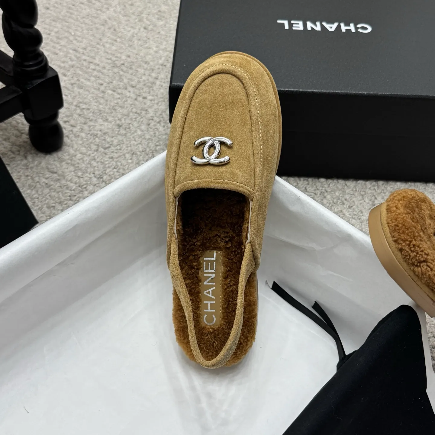 👟👟Ex-factory price 600👟👟 Classic model 🇨🇳ChaneL 25K Teddy fur loafers Simple and high-end design, super versatile! Double C logo embellishment! Imported suede has the texture of natural animal leather visible to the naked eye! The top version is stress-free when entering and exiting the cabinet. It has a bookish texture on the feet and feels great on the feet. Versatile item. ✅Upper: Customized imported suede. ✅Inner lining: imported lamb wool. ✅Outsole: imported genuine leather. ✅Size: 35-40. ✅Comes with a full set of packaging.